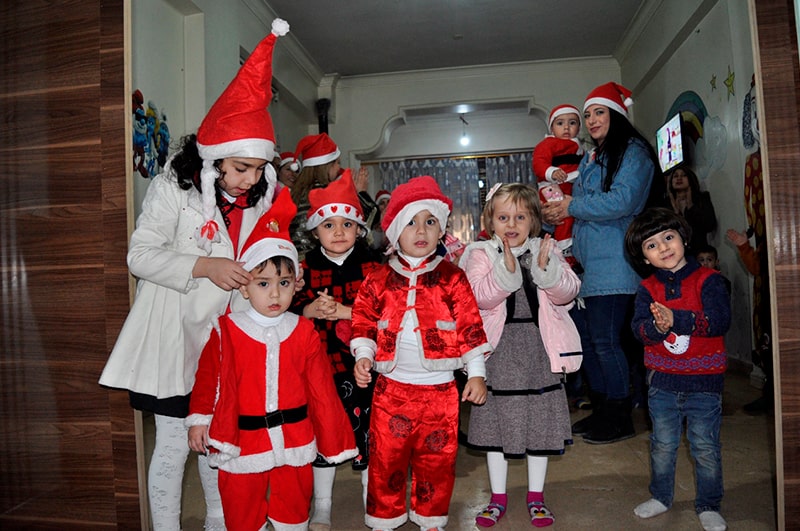 Wenn der Weihnachtsmann erscheint, strahlt jedes Kind und das Herz jedes Erwachsenen klopft lauter bei diesem Anblick. Syriac Cross konnte auch zu diesem Weihnachtsfest mehrere Weihnachtsfeiern in Syrien veranstalten.